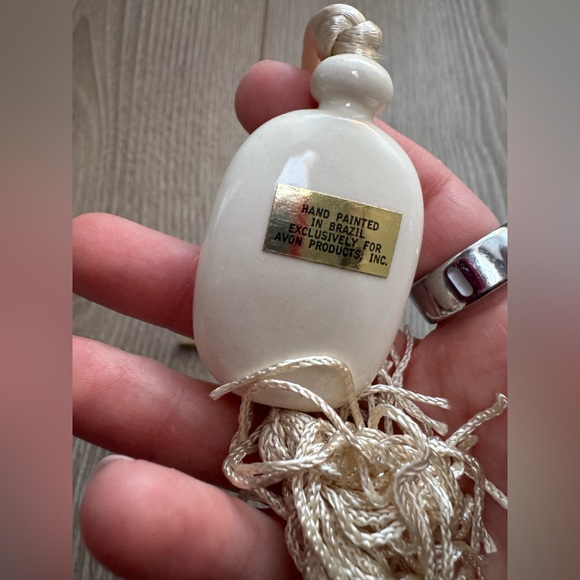 Vintage 1970s Avon "Tender Blossoms" hand-painted ceramic pendant necklace - Picture 4 of 4